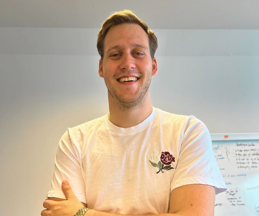 smv digital rådgiver Frederik smiler fordi