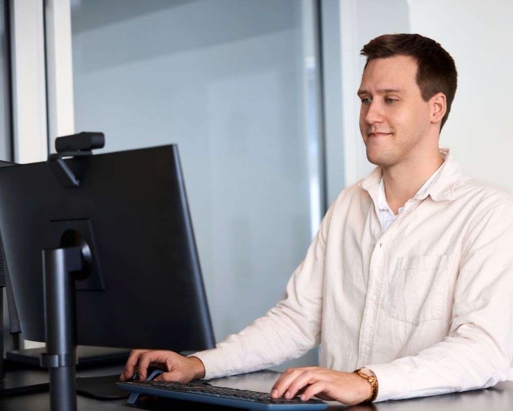 Frederik Digant sidder og laver på en hjemmeside