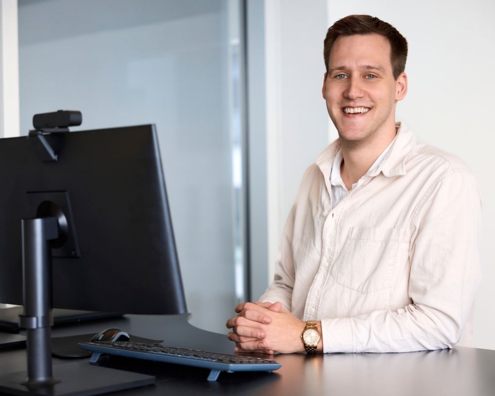 Frederik fra Digant sidder smilende og er klar til at hjælpe med din webshop